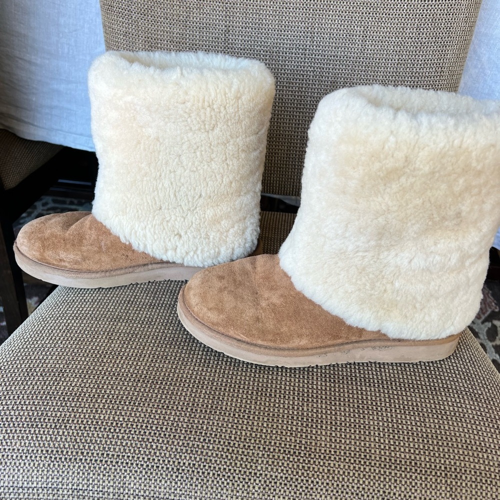 Ugg fur boots women’s size 9 RARE
